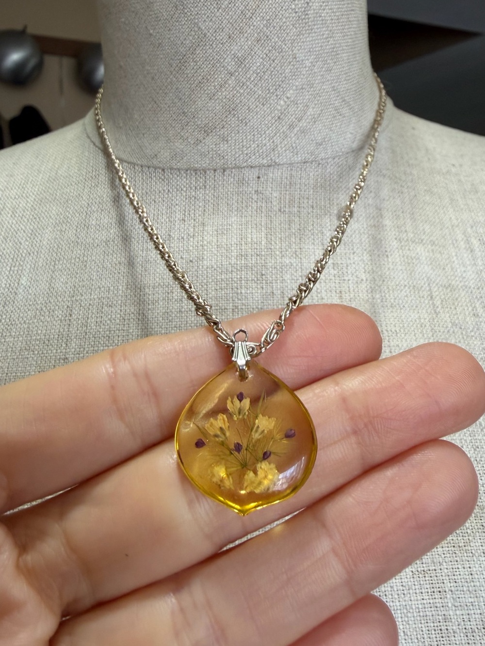 Vintage Germany Dried Flower Resin Pendant Necklace Mid-Century Lucite Boho